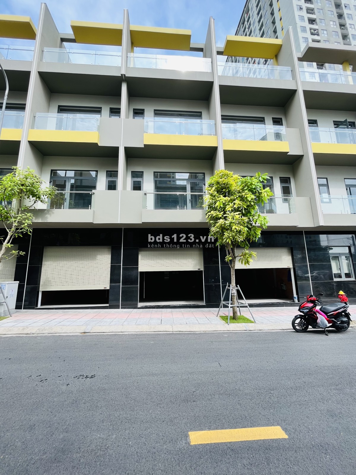 Nhà phố SHR 4 tầng - Ngang đẹp 6m CĐT Bcons, vừa ở vừa kinh doanh sầm uất ngay dưới chân 8000 căn hộ