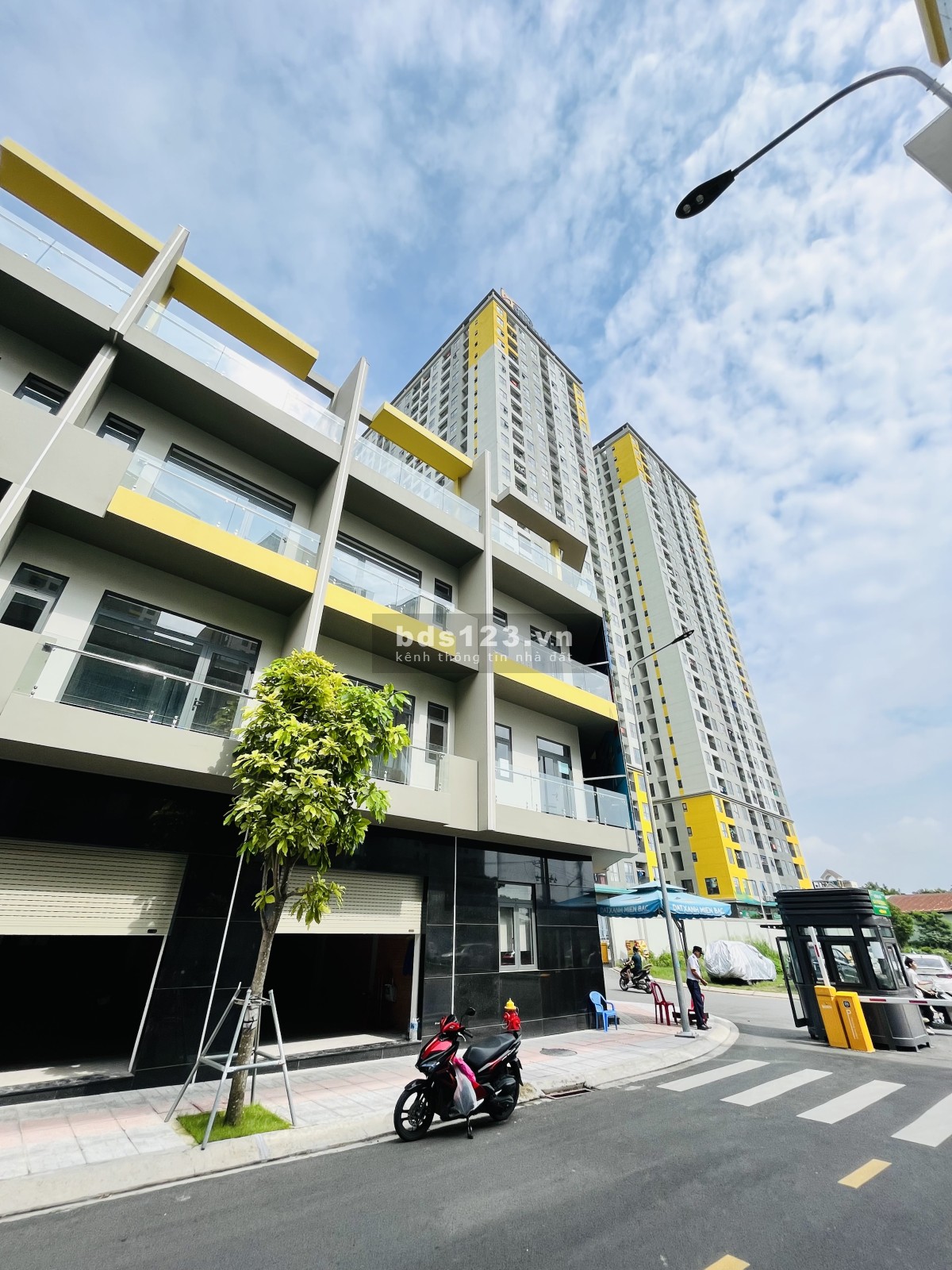 Nhà phố SHR 4 tầng - Ngang đẹp 6m CĐT Bcons, vừa ở vừa kinh doanh sầm uất ngay dưới chân 8000 căn hộ