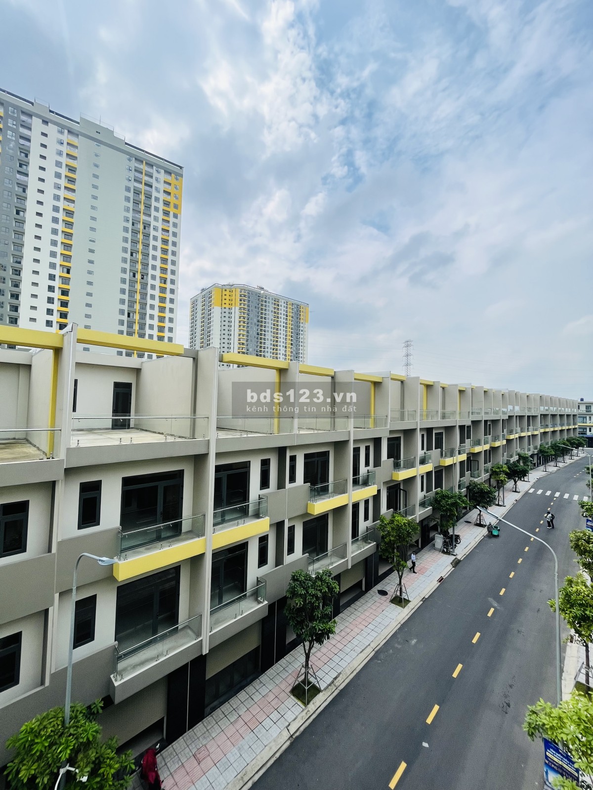 Nhà phố SHR 4 tầng - Ngang đẹp 6m CĐT Bcons, vừa ở vừa kinh doanh sầm uất ngay dưới chân 8000 căn hộ