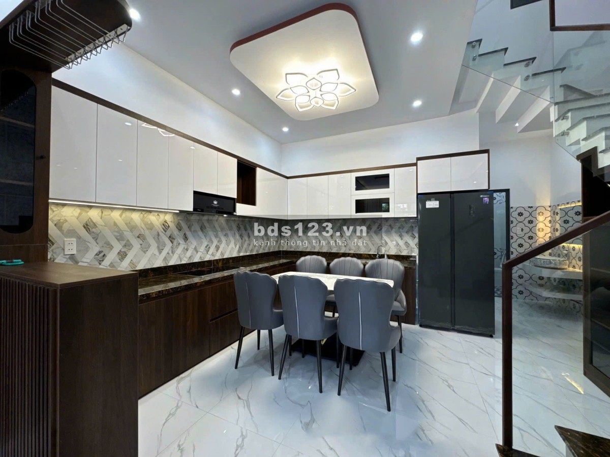 Bán nhà 1 trệt 2 lầu hiện đại, khu dân cư an ninh – Xe hơi…