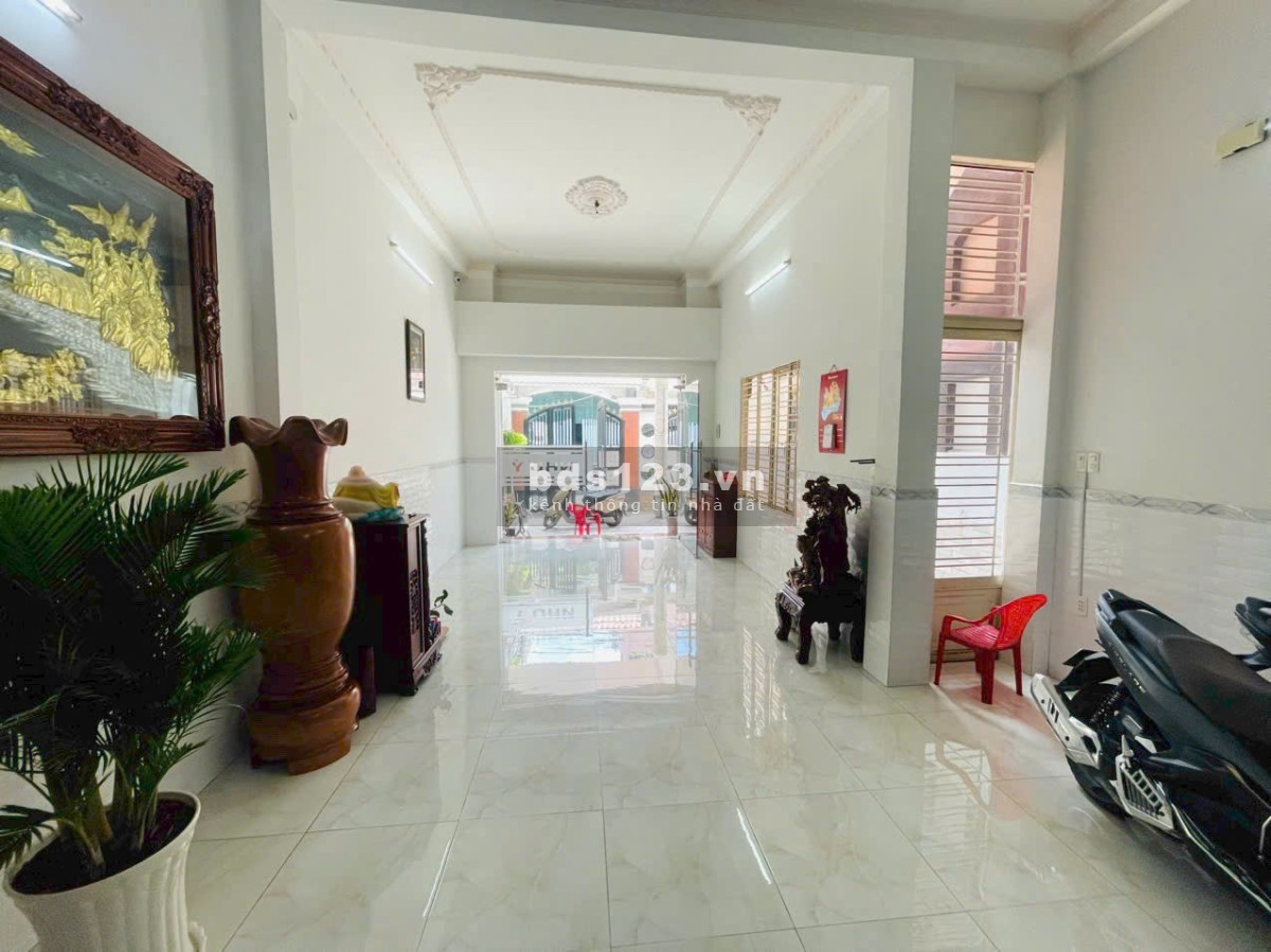 Bán nhà mặt tiền 3 lầu 5PN số 22 Quách Hữu Nghiêm Q.Tân Phú