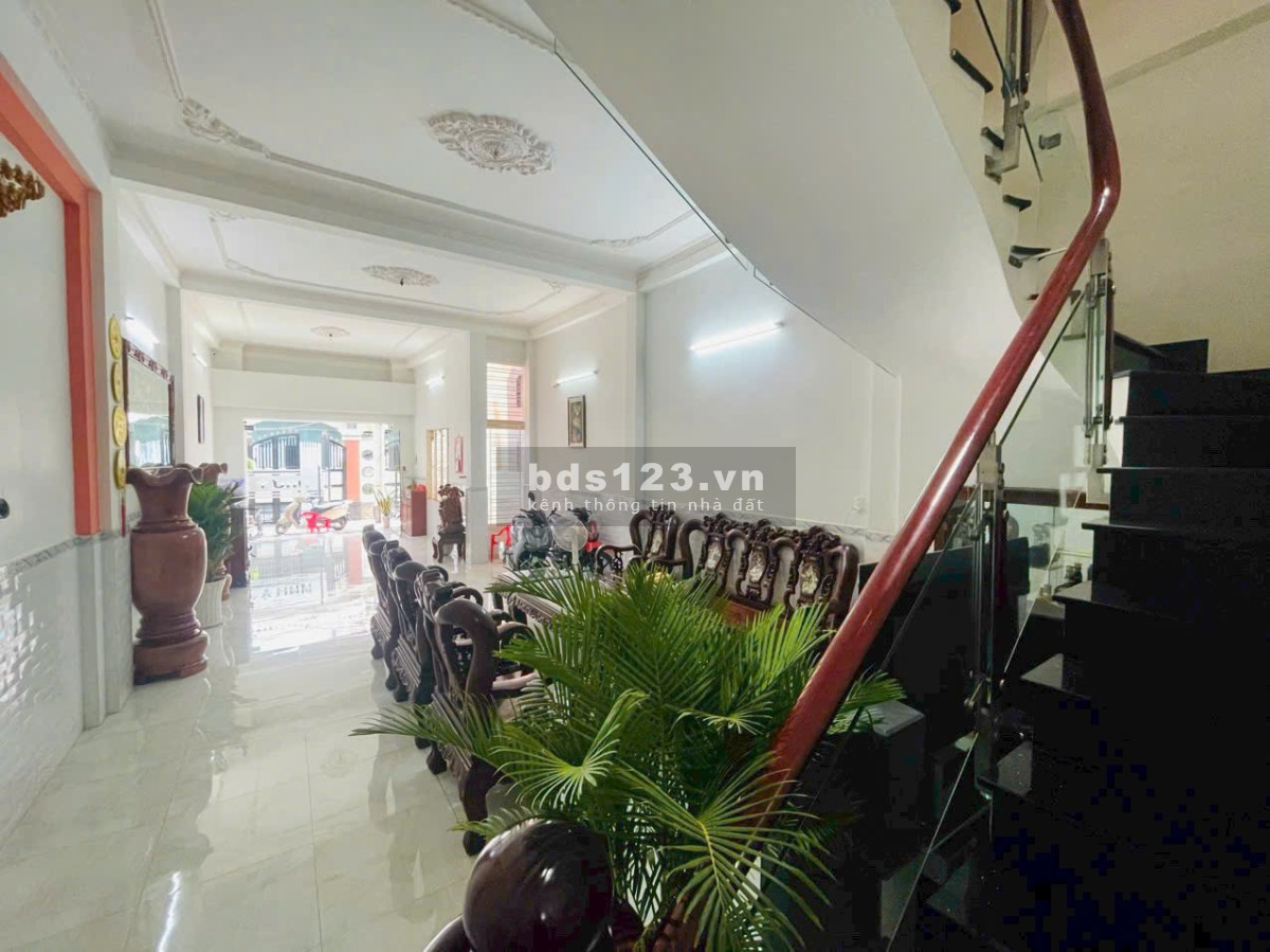 Bán nhà mặt tiền 3 lầu 5PN số 22 Quách Hữu Nghiêm Q.Tân Phú