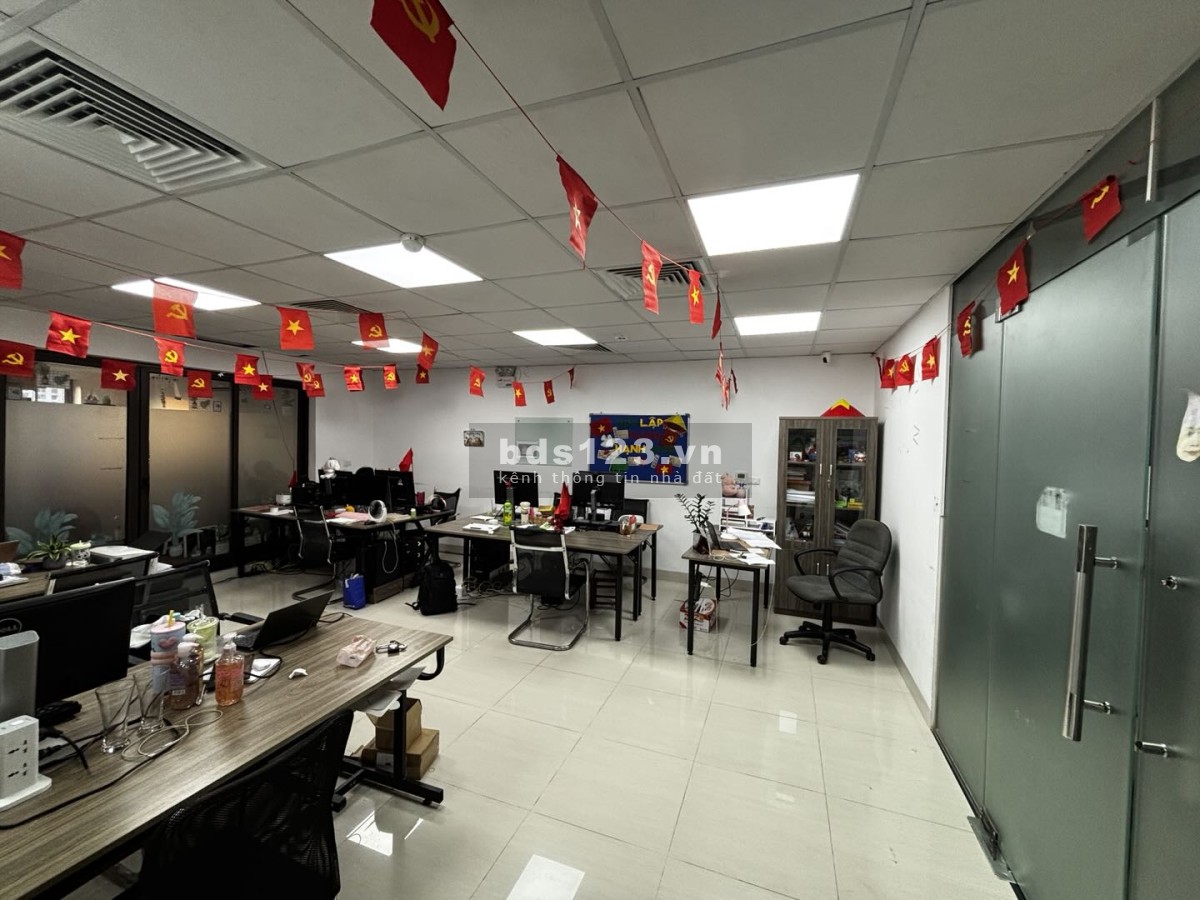 Cho thuê văn phòng 125m2 tại Cầu Giấy, giá thuê 20 triệu/tháng.