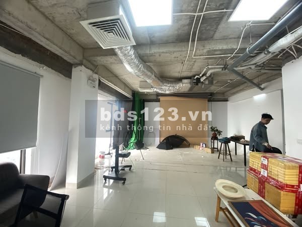 Cho thuê văn phòng 125m2 tại Cầu Giấy, giá thuê 20 triệu/tháng.