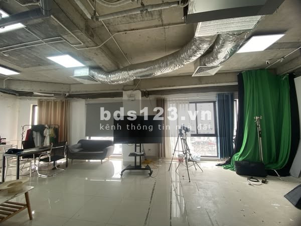 Cho thuê văn phòng 125m2 tại Cầu Giấy, giá thuê 20 triệu/tháng.