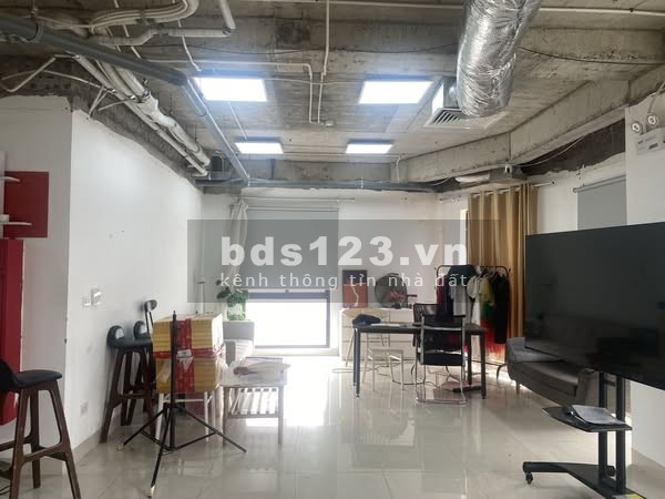 Cho thuê văn phòng 125m2 tại Cầu Giấy, giá thuê 20 triệu/tháng.