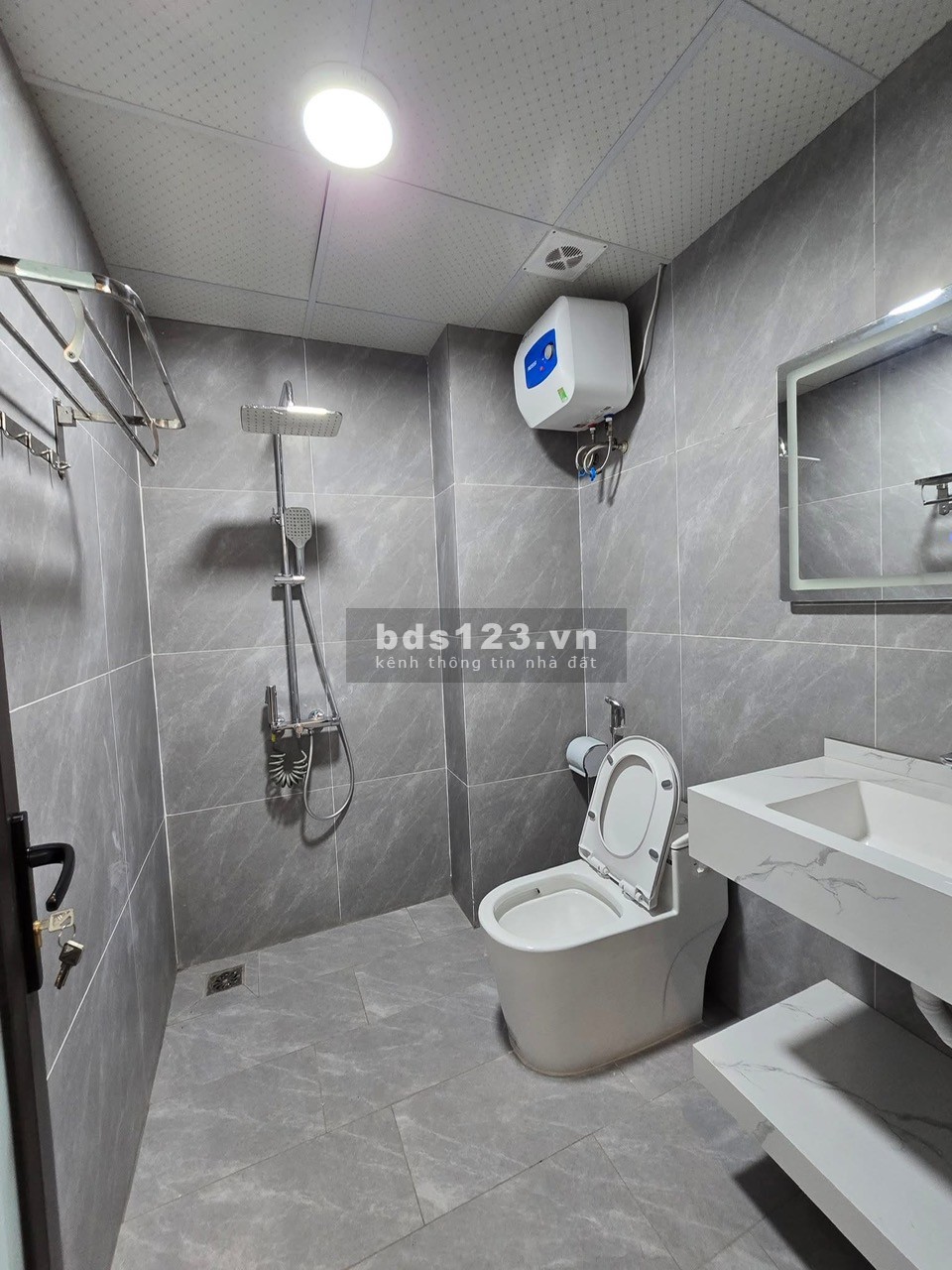 Bán căn nhà HOT!!! Nhà mặt ngõ Trường Chinh, Ô tô tránh cách…