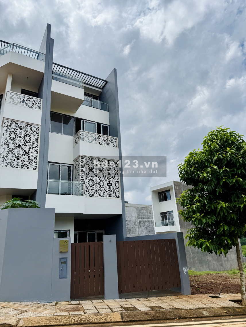 Bán Nhà Phố 4 Tầng Kế Trường Học - Trung Tâm Buôn Ma Thuột