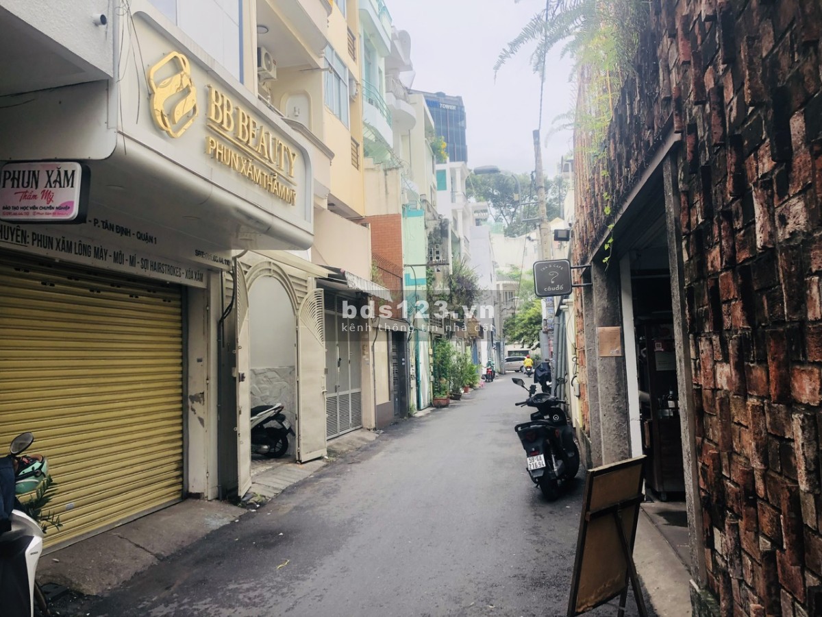 Bán nhà tại 32 Huyền Quang, Phường Tân Định, Quận 1, HCM.