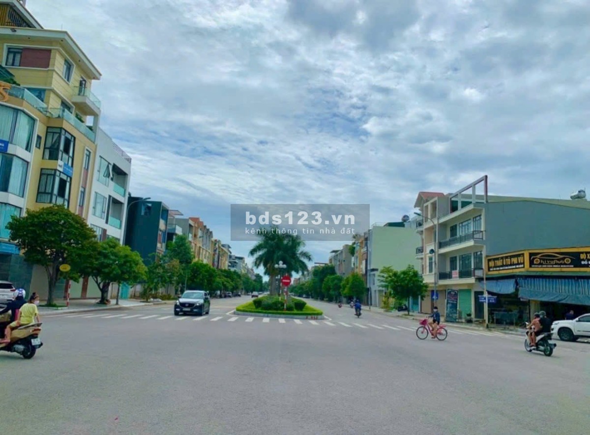  BÁN NHÀ 4 TẦNG MẶT PHỐ LẠC LONG QUÂN – TRUNG TÂM TP THANH HÓA 