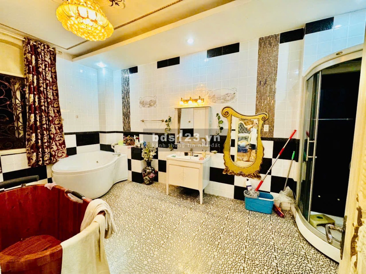 35 tỷ! Bán biệt thự đẹp 2 mặt hẻm Lê Quang Định, Bình…