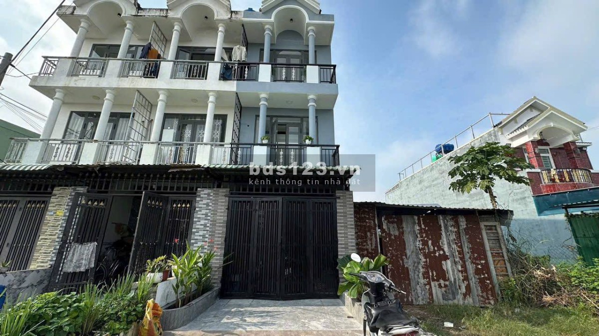 Nhà mặt tiền ở Bến Lức, Long An, 2 lầu 4 phòng ngủ, 4 nhà…