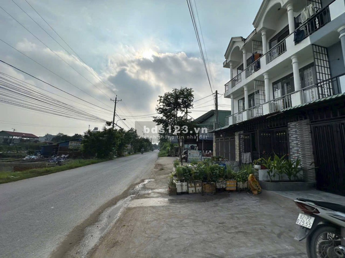 Nhà mặt tiền ở Bến Lức, Long An, 2 lầu 4 phòng ngủ, 4 nhà…