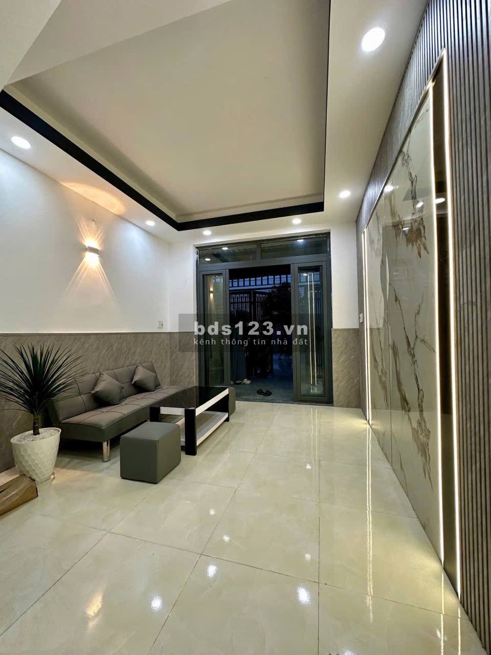 Nhà mặt tiền ở Bến Lức, Long An, 2 lầu 4 phòng ngủ, 4 nhà…