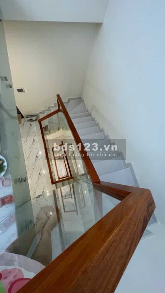 Bán nhà đẹp hẻm xe hơi — đối diện UFM Quận 7