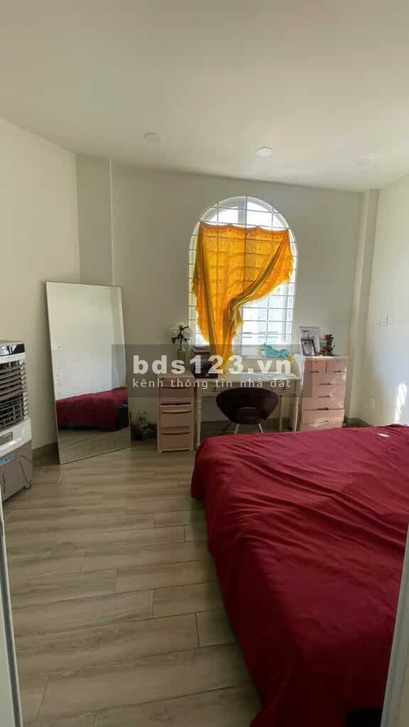 Bán nhà đẹp hẻm xe hơi — đối diện UFM Quận 7