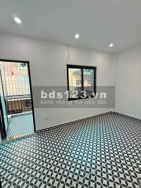 Bán nhà mặt đất xây mới hoàn toàn