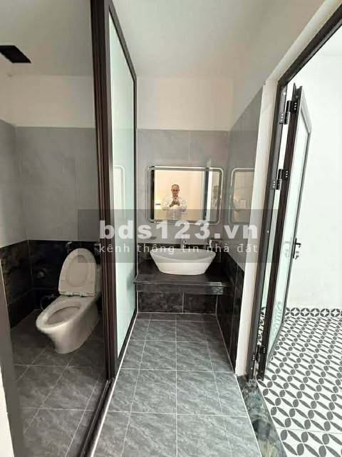 Bán nhà mặt đất xây mới hoàn toàn