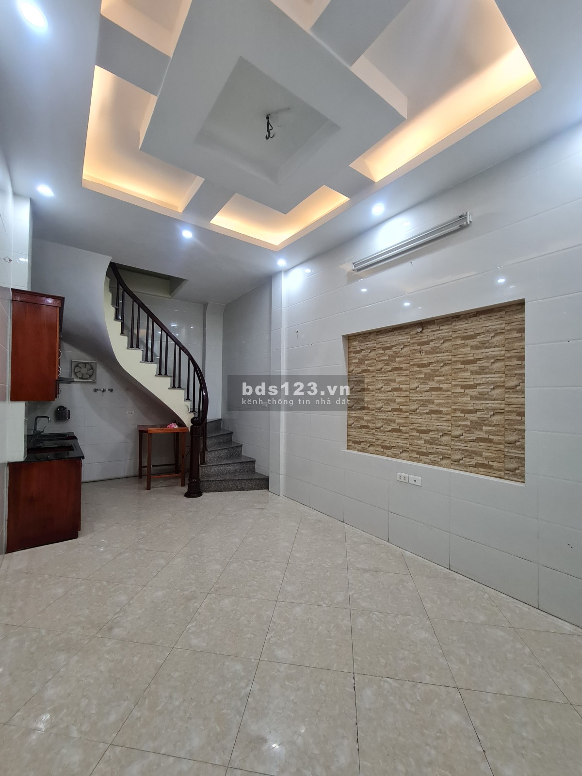 Cả nhà ngõ Kiến Thiết sau lưng đường lớn Khâm Thiên 1 nhà