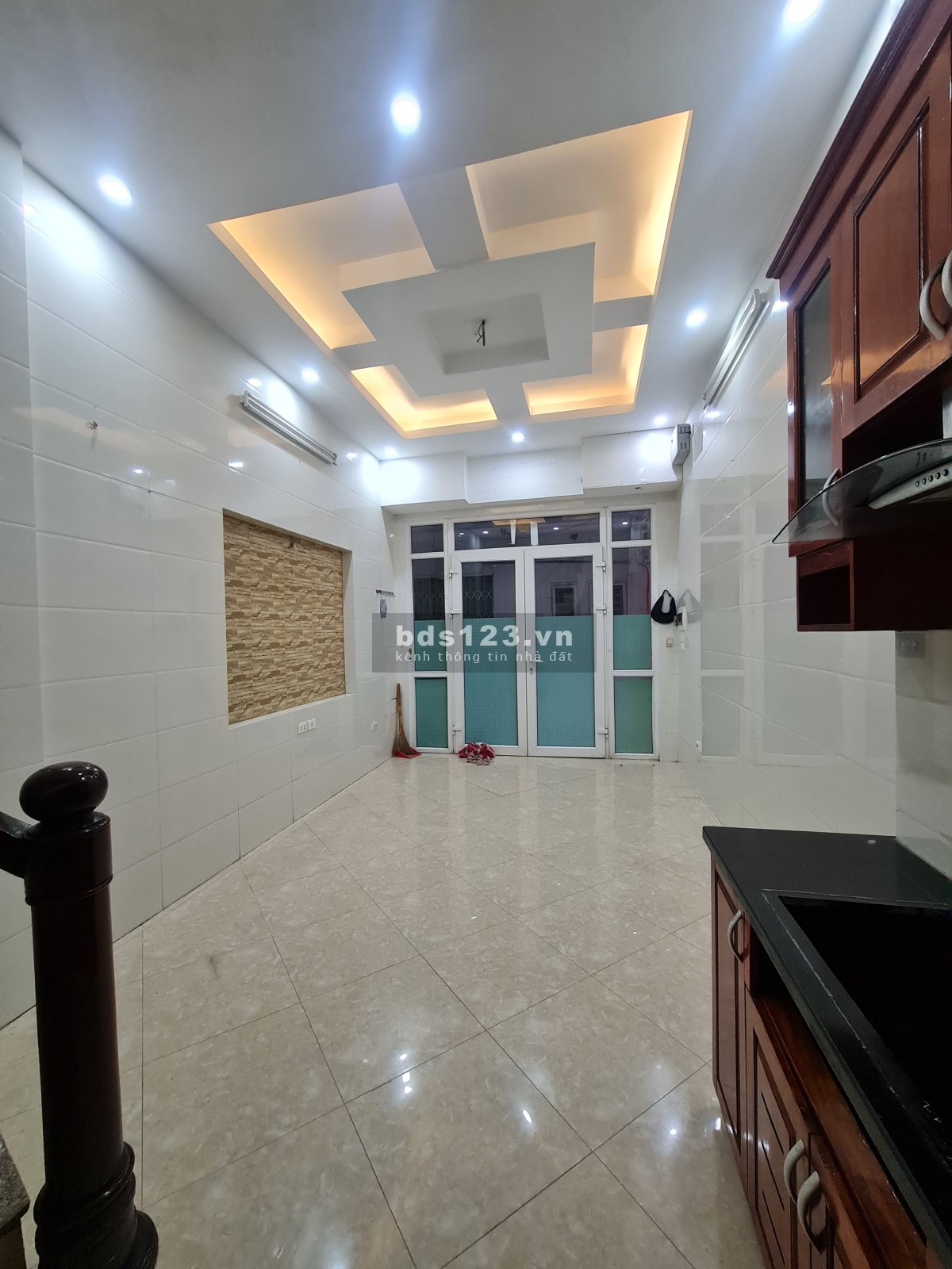 Cả nhà ngõ Kiến Thiết sau lưng đường lớn Khâm Thiên 1 nhà