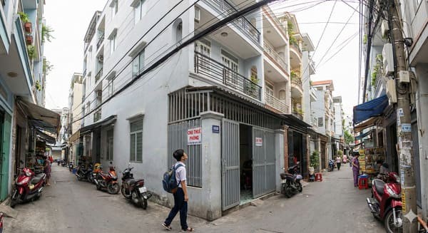 Sinh viên đi khảo sát khu vực và môi trường xung quanh nhà trọ