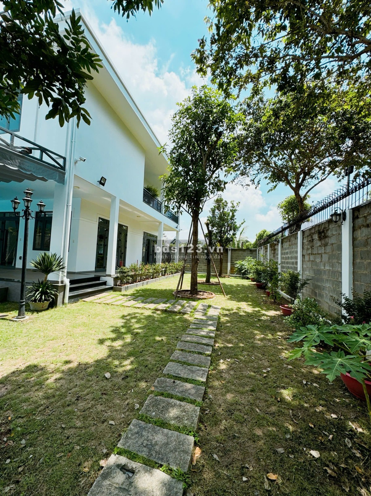 Hóc Môn, Bán Biệt Thự Sân Vườn Nhị Bình, Có Hồ Bơi, Chỉ 20.8 Tỷ