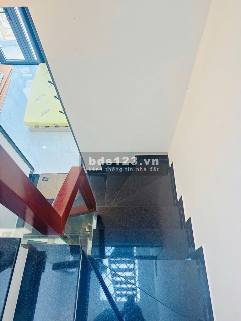 Nhà 5 tầng hẻm trước nhà 3m giá chỉ hơn 4 tỷ