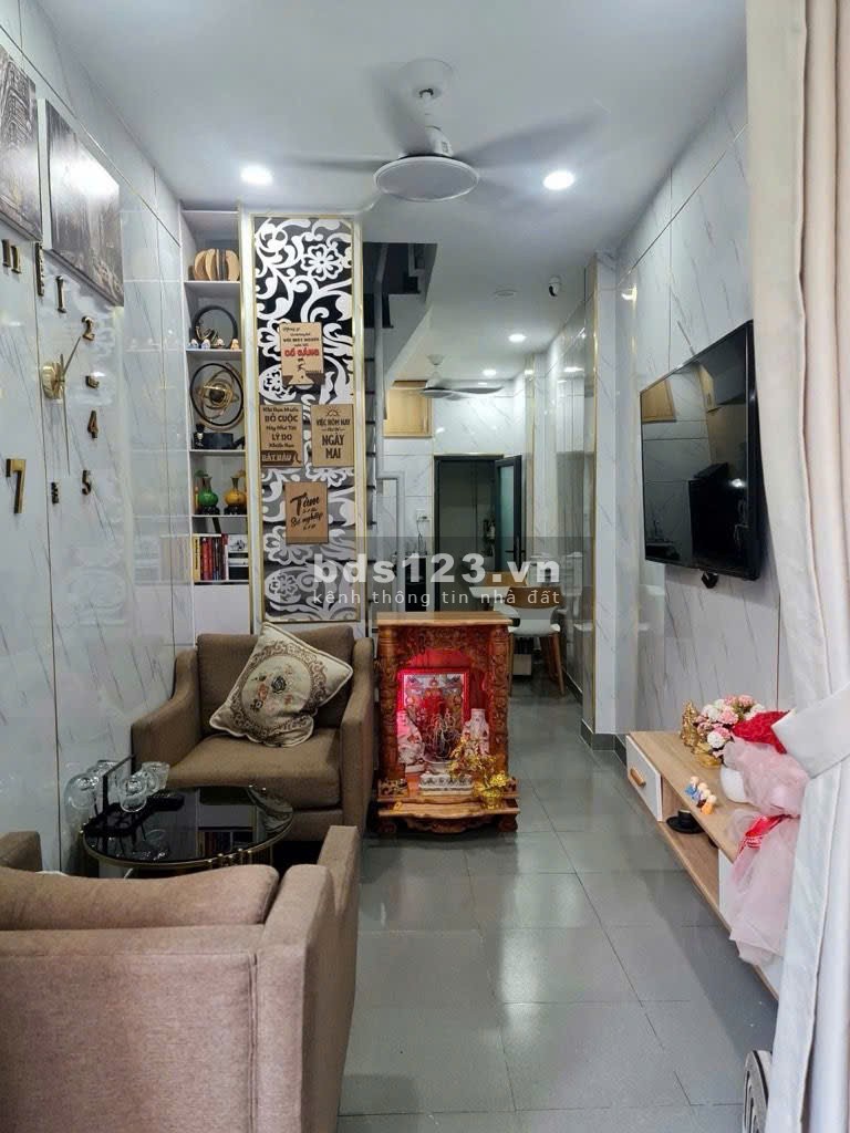 Hot khu vực - chỉ nhỉnh 3 tỏi - nhà 2 tầng - cách hẻm xe hơi…