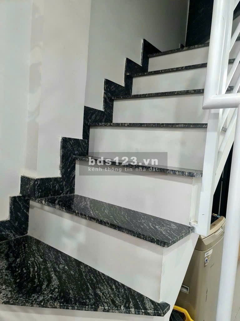 Hot khu vực - chỉ nhỉnh 3 tỏi - nhà 2 tầng - cách hẻm xe hơi…