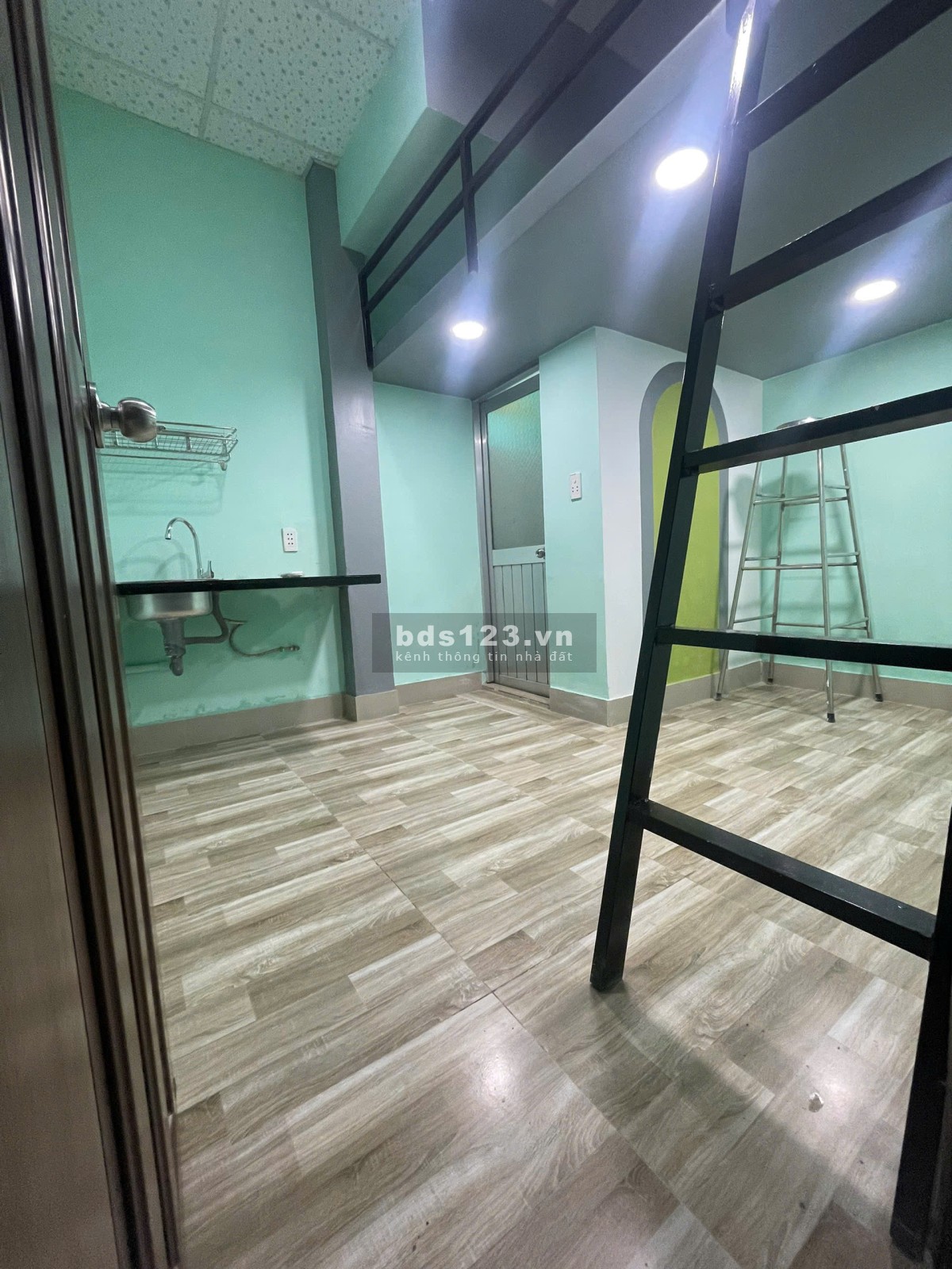 Phòng trọ Q10 nằm tại tầng trệt 18m2, máy lạnh, toilet giờ tự do do 3,5 triệu/tháng