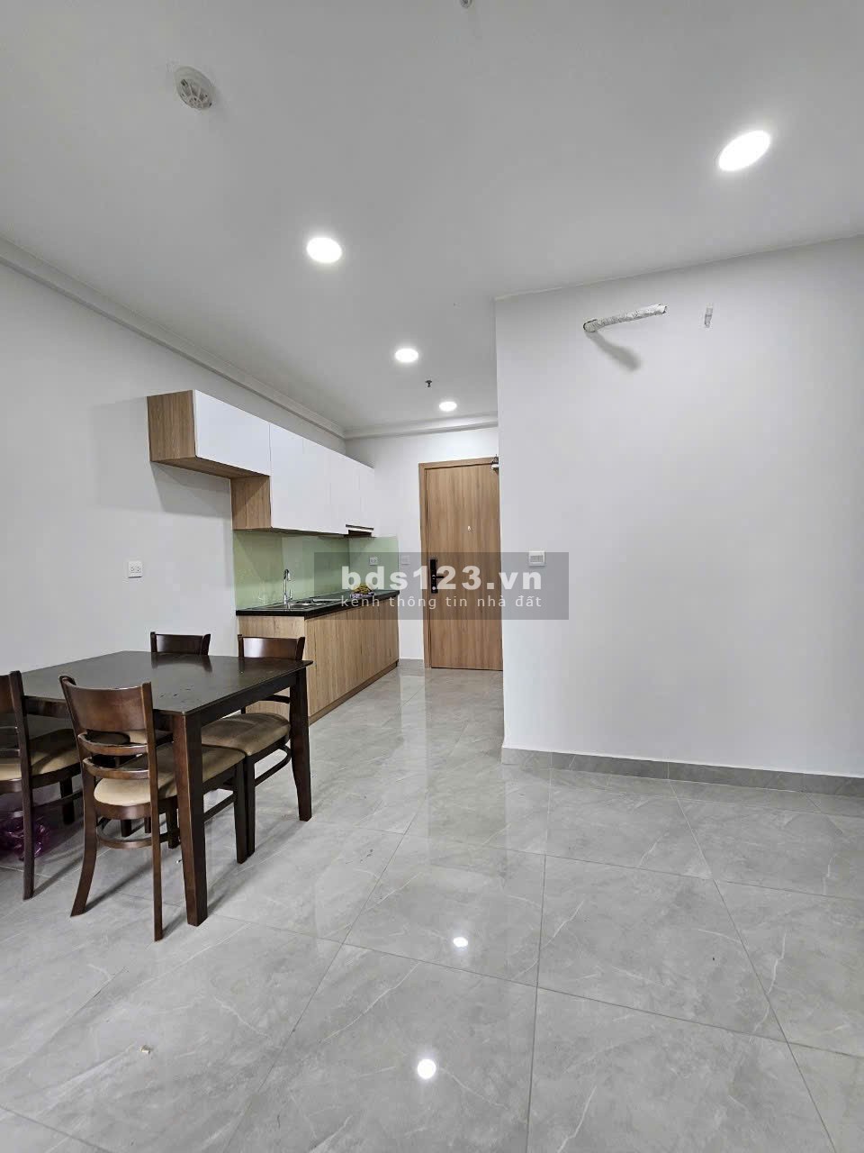 Chủ đi nước ngoài cần bán gấp căn hộ full nội thất, chỉ…