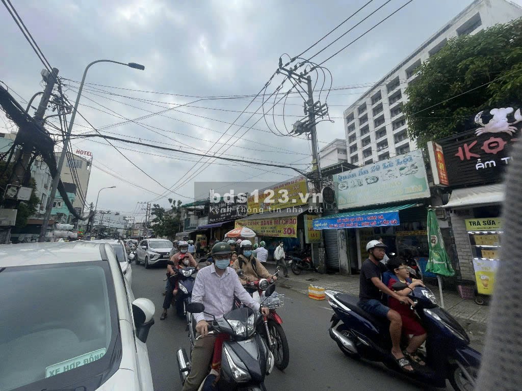 Gò Vấp, bán căn nhà C4 mặt tiền đường Lê Lợi ngay Trường Đại học CN4