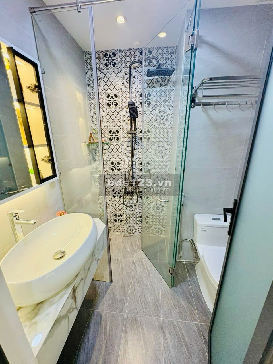 CHẠM TAY VÀO BIỂN CẢ – SỞ HỮU 