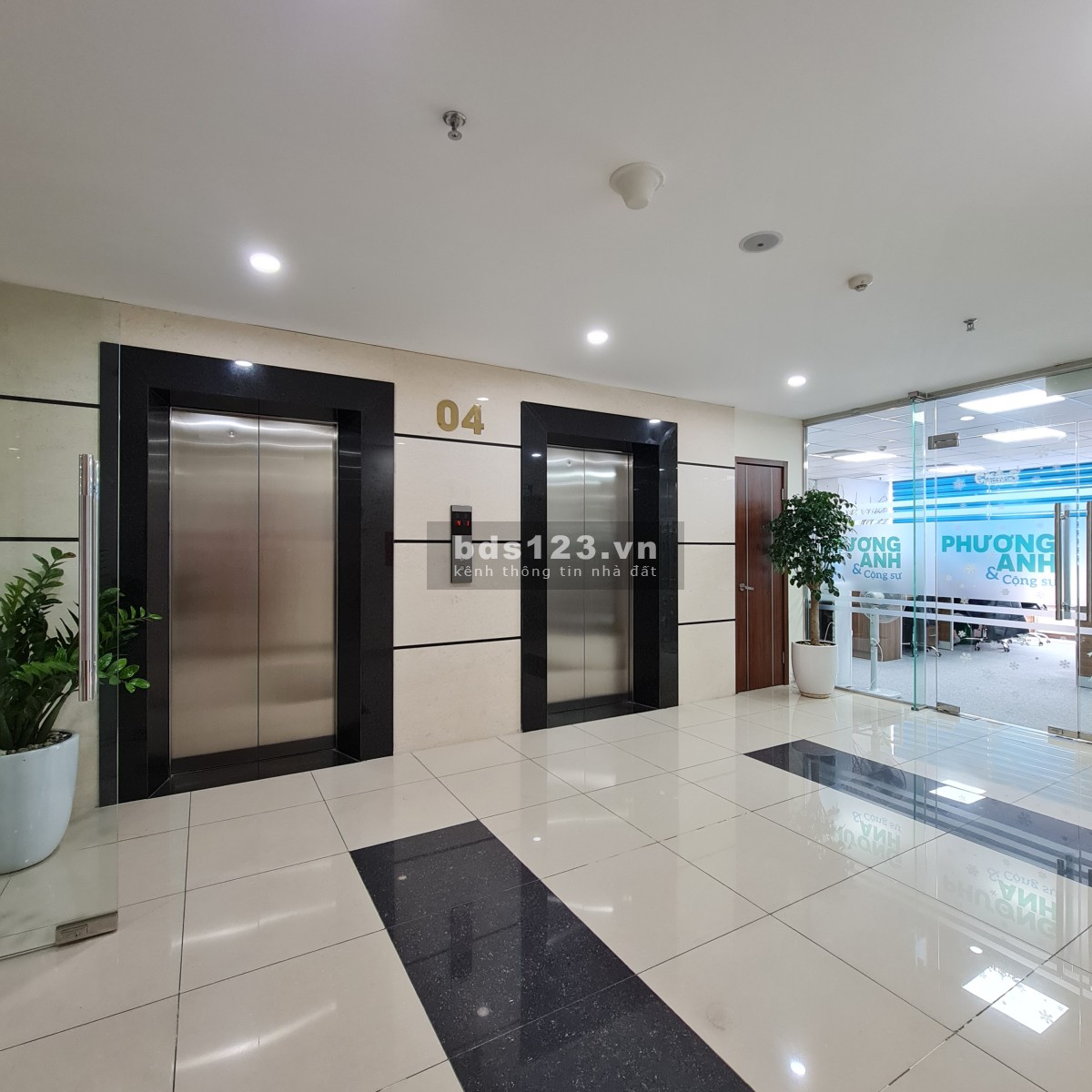 Cho thuê văn phòng 340m² Ngoại Giao Đoàn, view đẹp, treo biển…