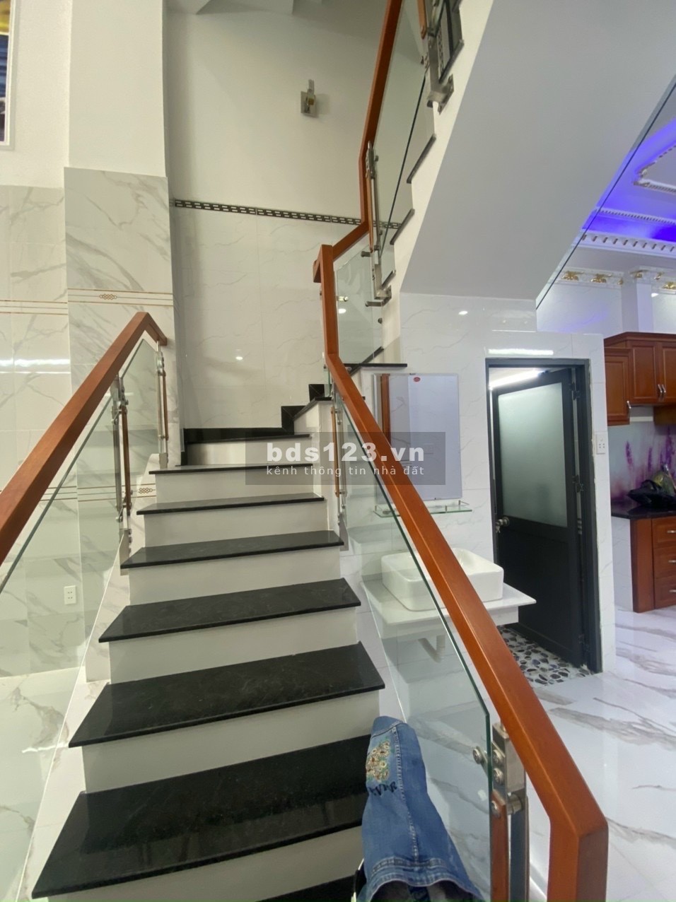 Bán nhà 8x20m 3 lầu có 10 căn hộ cho thuê ở Nguyễn Văn Tạo…