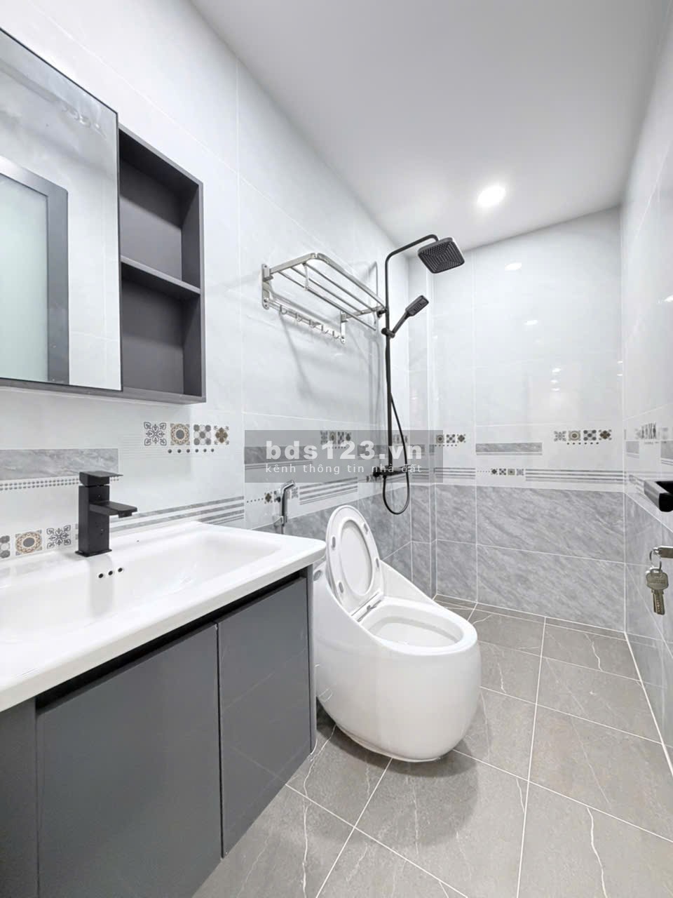 Nhà Bán Mới, Đường Nhựa, 4 Tầng, 5 Phòng, 4x16. Quận Tân Phú