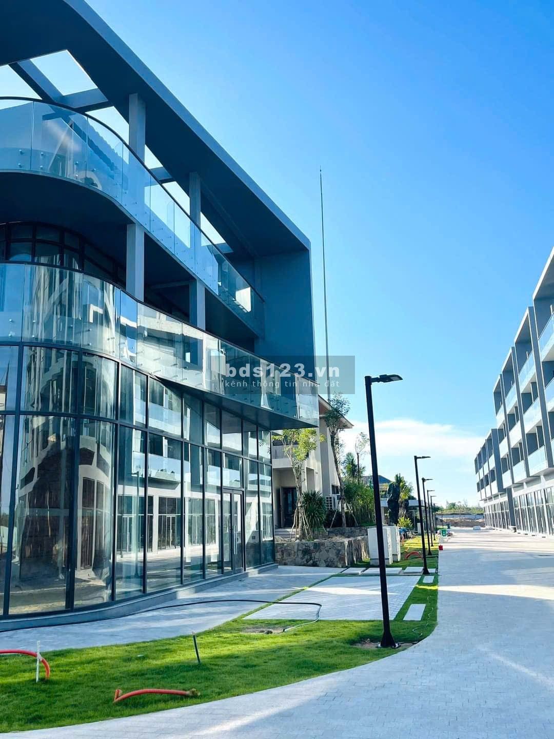 Bán NHANH shophouse 2 mặt tiền, 3 tầng 6x18m, ven biển Tuy…