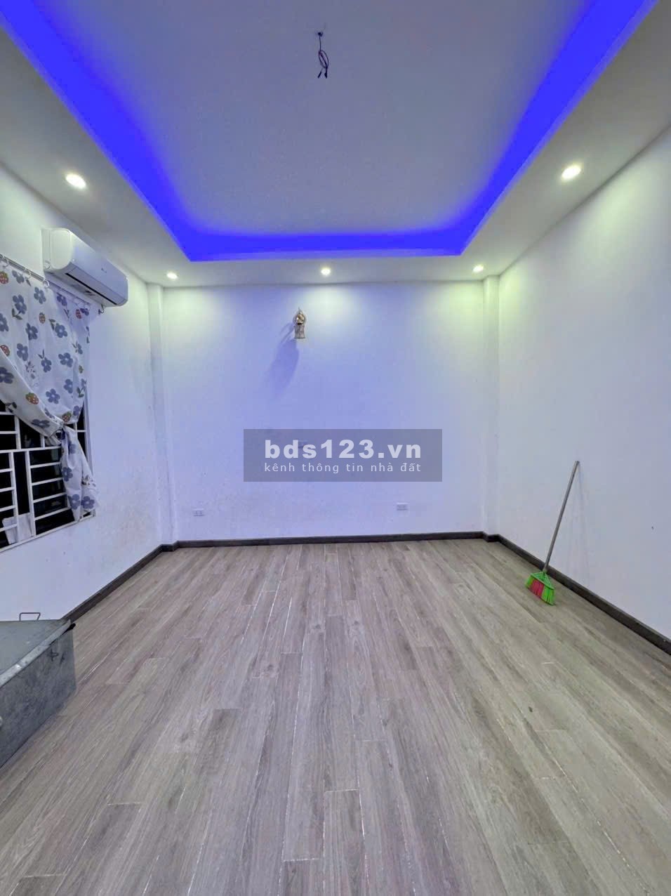 Cần bán nhà khu vực Mễ Trì 5T DT 36m2 - OTO -10m ra ngõ 7.95 TỶ