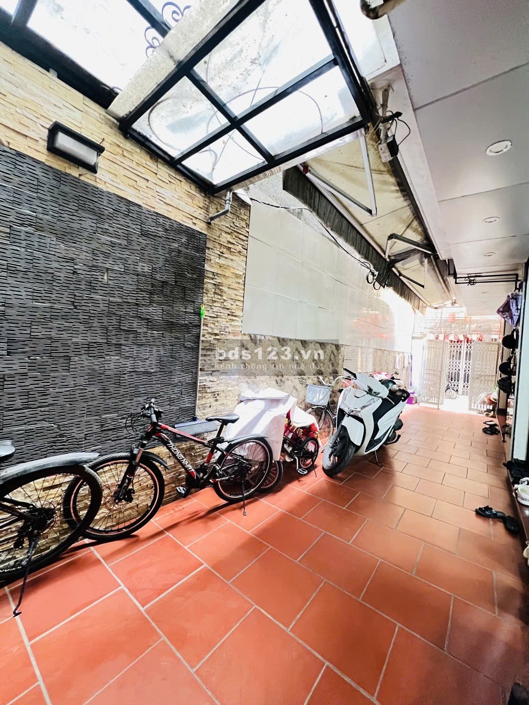 Bán Nhà Đặng Tiến Đông 5 tầng, Sân cổng, cách 30m mặt…