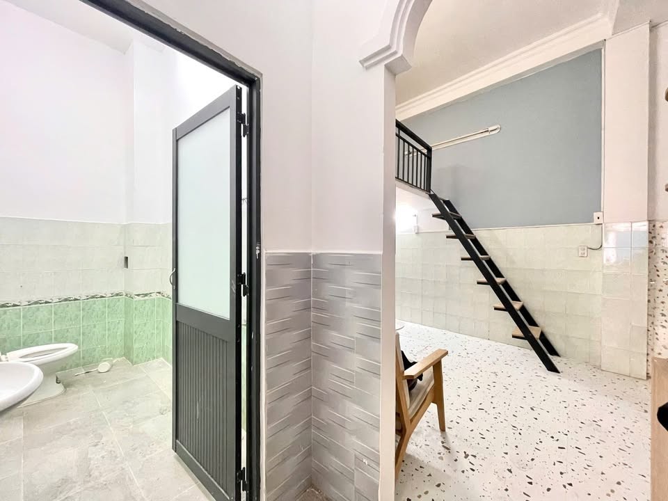 Cho thuê căn hộ gác lửng tại 429 Nguyễn Kiệm, P.9, Phú Nhuận