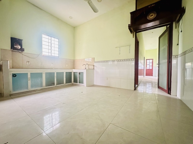 Hẻm xe tải tiện kinh doanh, nhà cũ DT lớn tiện xây nhà mới,…