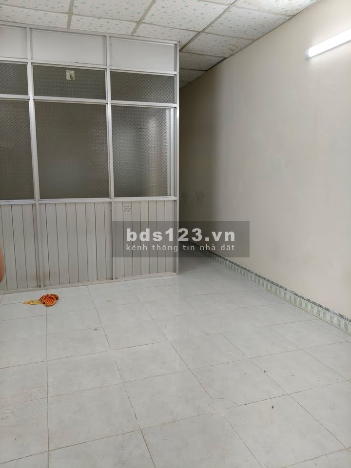 Cho thuê nhà cấp 4, 1 phòng ngủ tại Bà Điểm, gần chợ Cây Me