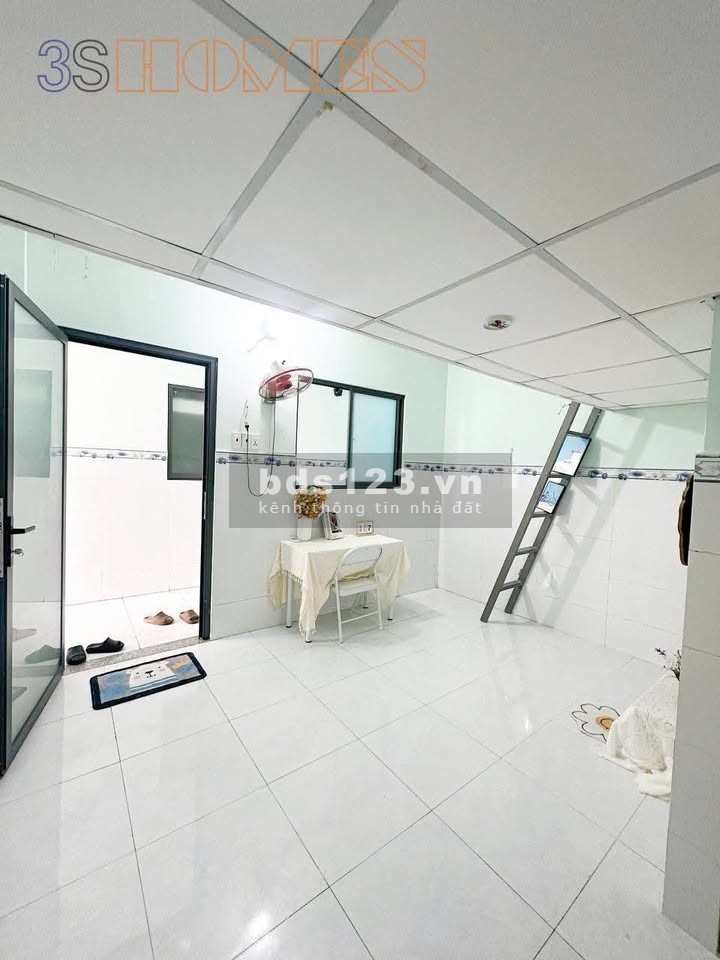 Phòng trọ có cửa sổ lớn, máy lạnh, thang máy gần ĐH Văn…