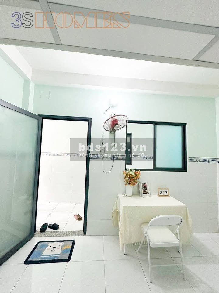 Phòng trọ có cửa sổ lớn, máy lạnh, thang máy gần ĐH Văn…