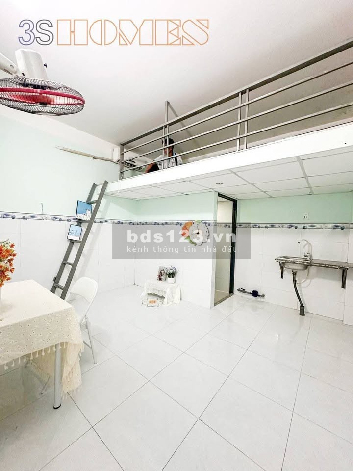 Phòng trọ có cửa sổ lớn, máy lạnh, thang máy gần ĐH Văn…