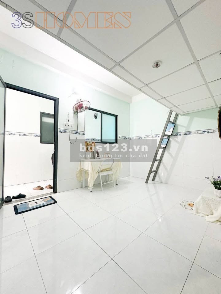 Phòng trọ có cửa sổ lớn, máy lạnh, thang máy gần ĐH Văn…