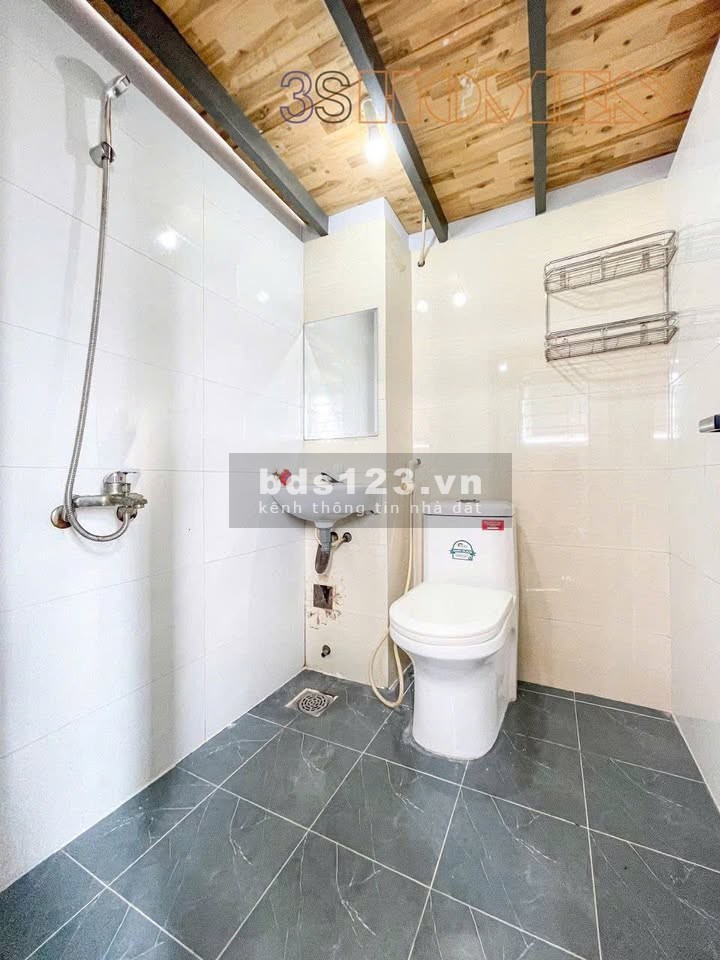 Phòng có cửa sổ, máy lạnh, tủ quần áo tại 114 Tô Ngọc…