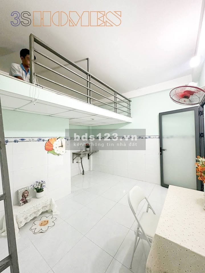 Phòng trọ có cửa sổ lớn, máy lạnh, thang máy gần ĐH Văn…