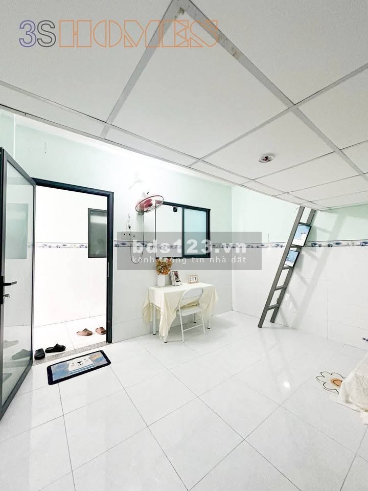 Phòng trọ có cửa sổ lớn, máy lạnh, thang máy gần ĐH Văn…