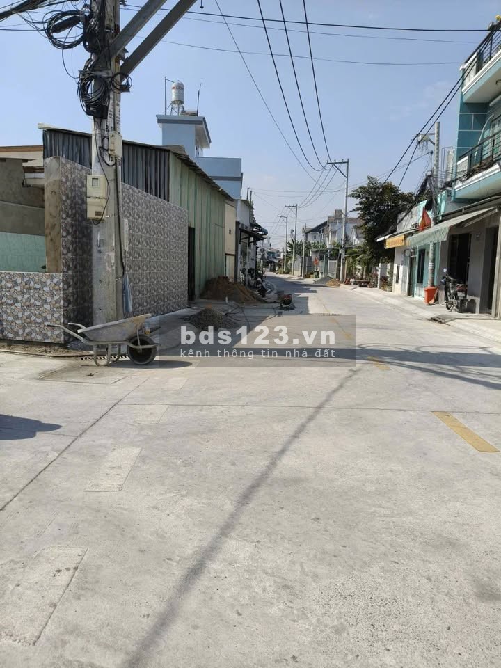 Nhà 4x10m mới xây, có gác, Bà Điểm, gần Chợ Đầu Mối - 4.2…